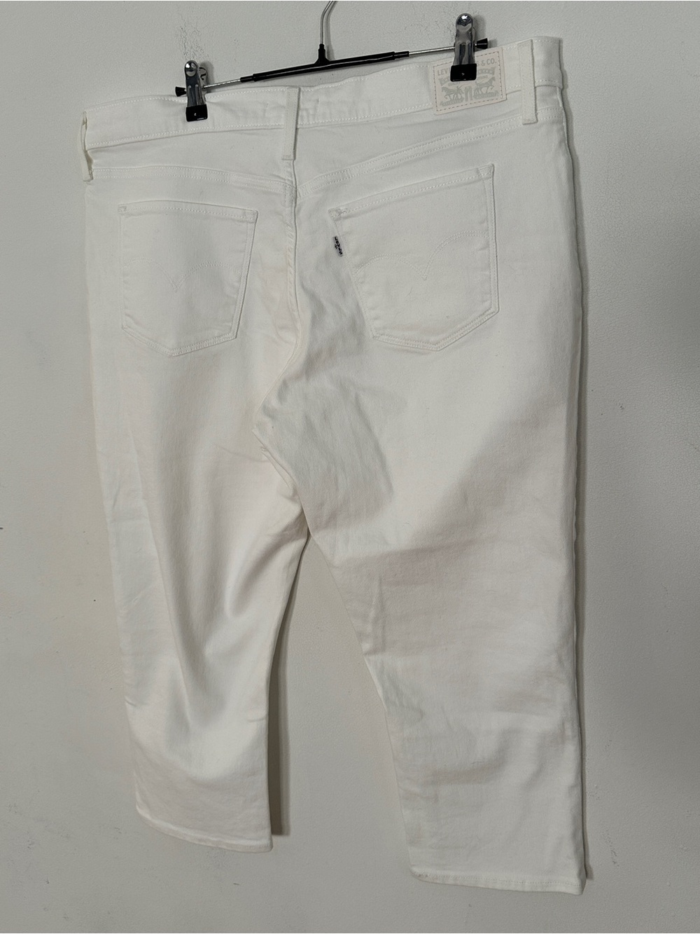 Levi's White Cropped Capris - Picture 3 of 5